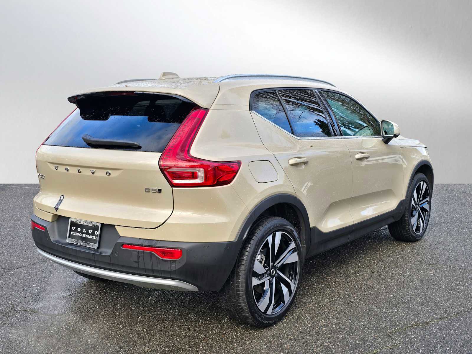 Certified 2025 Volvo XC40 B5 Plus w/ Climate Package image 3