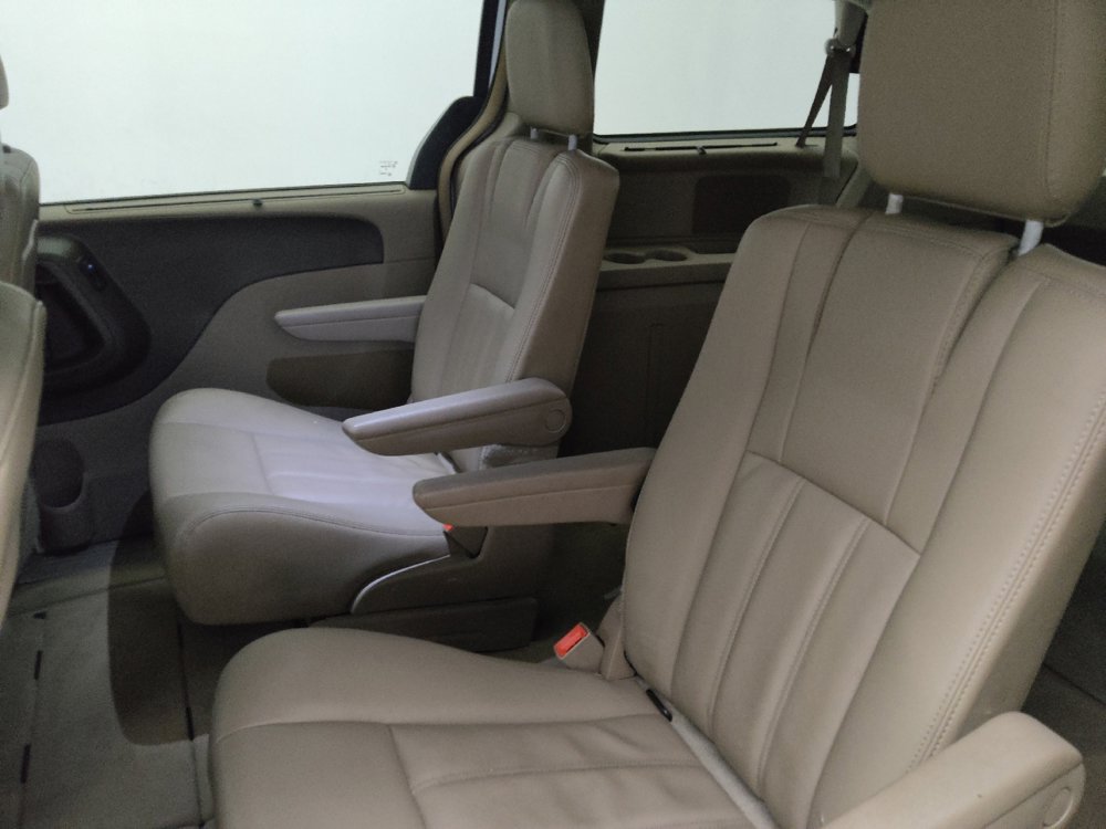 Used 2016 Chrysler Town & Country Touring w/ Driver Convenience Group image 18