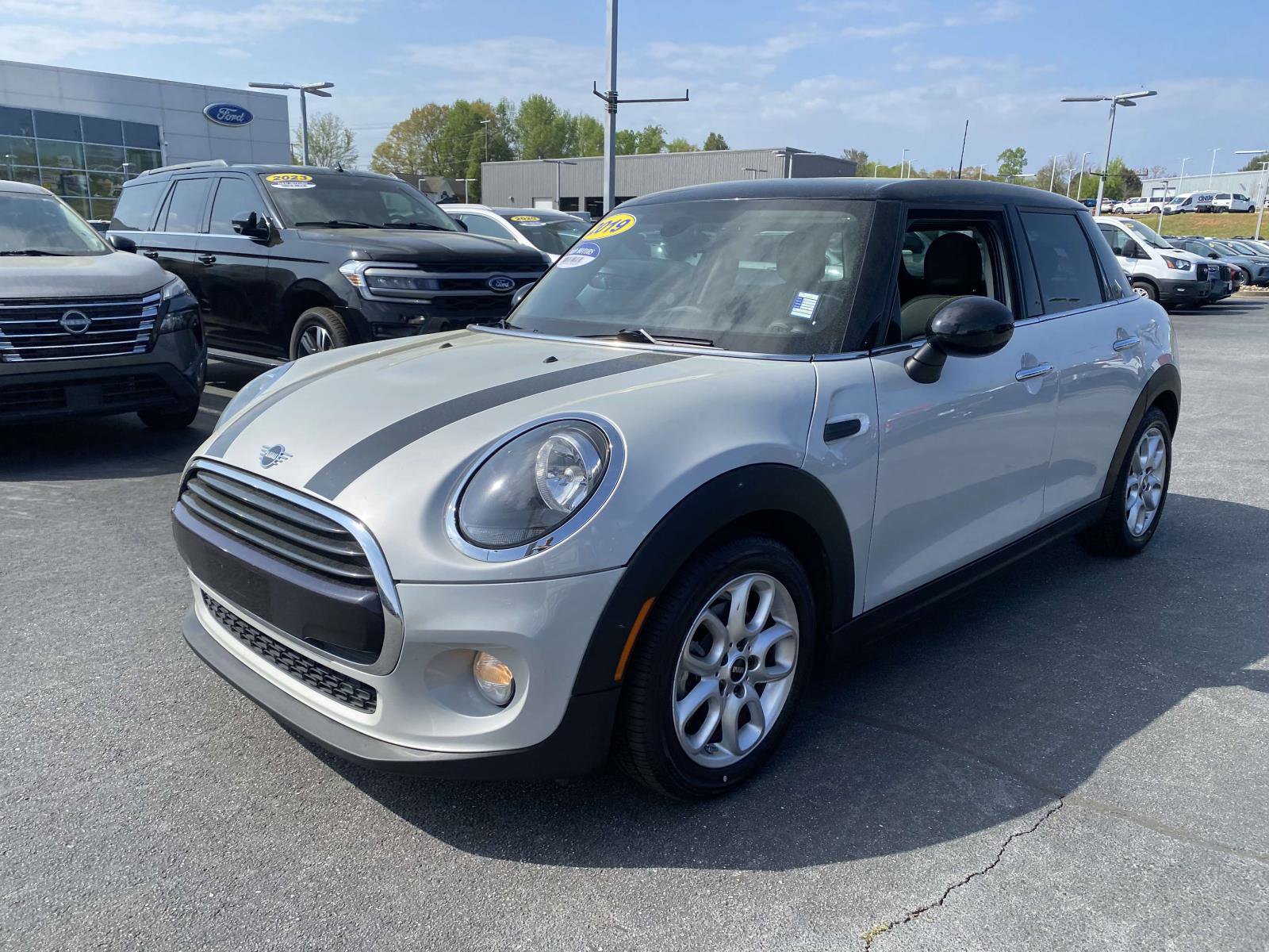 Used 2019 MINI Cooper 4-Door Hardtop w/ Signature Upholstery Package image 3