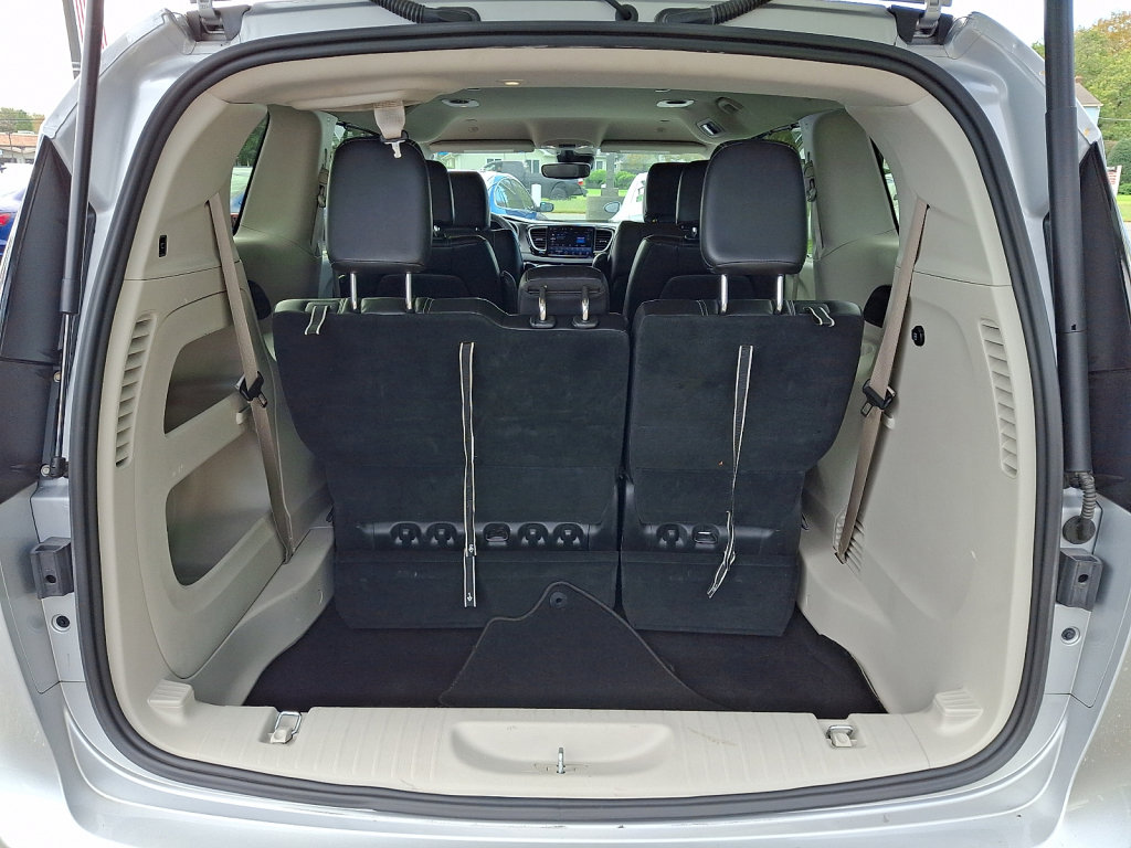 Used 2024 Chrysler Pacifica Touring-L FWD image 18