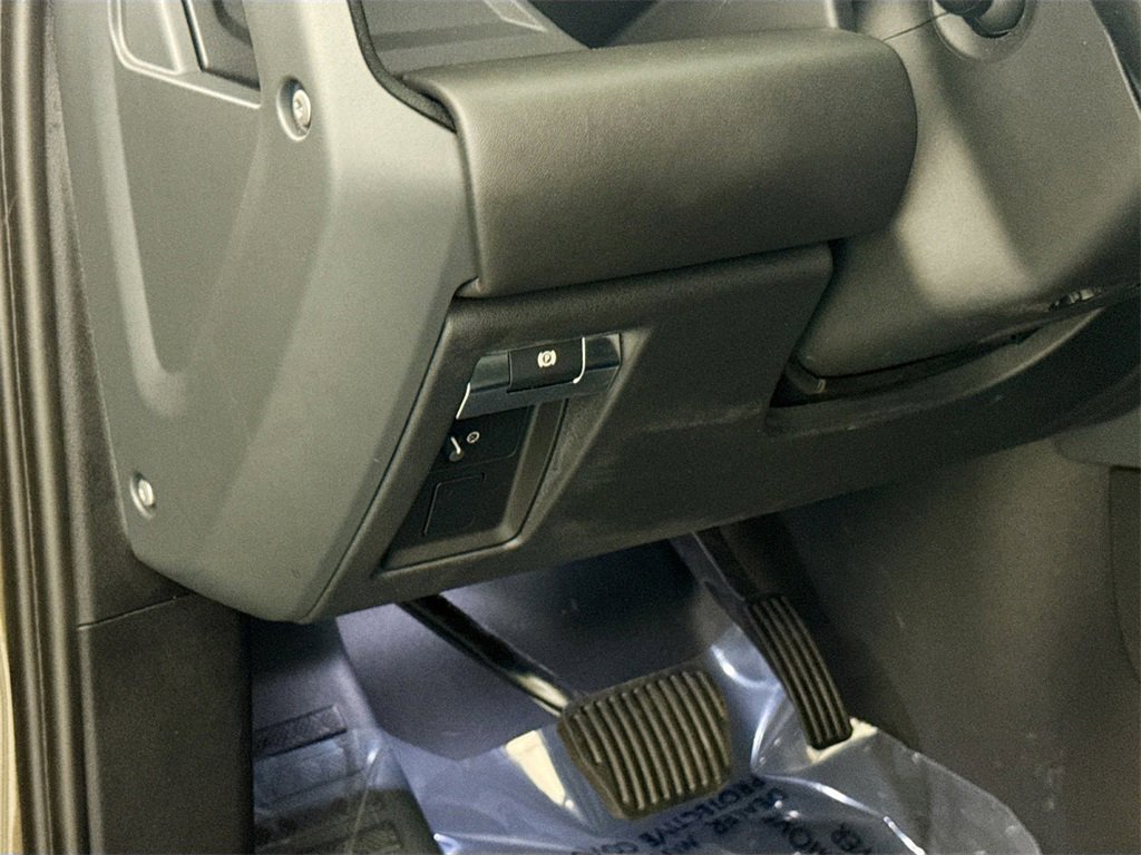 Certified 2023 Land Rover Defender 110 X-Dynamic SE image 10