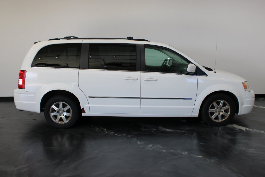 Used 2009 Chrysler Town & Country Touring FWD image 27