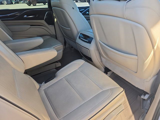 Used 2022 Cadillac Escalade ESV Premium Luxury image 11