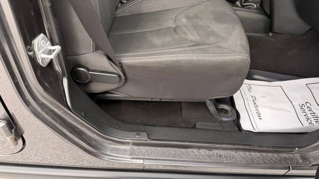 Used 2018 Jeep Wrangler Unlimited Rubicon image 39