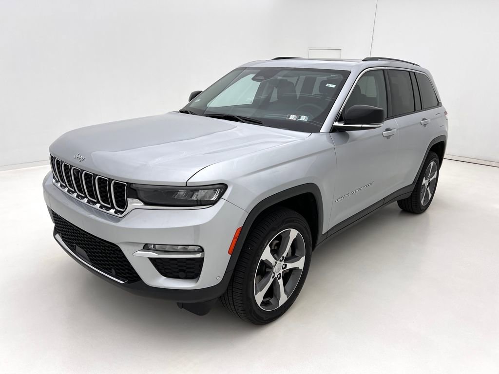 Used 2023 Jeep Grand Cherokee Limited w/ Luxury Tech Group II image 4