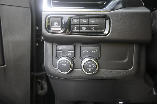 Used 2025 GMC Yukon Elevation w/ LPO, Elevation Black Package AWD/4WD image 14