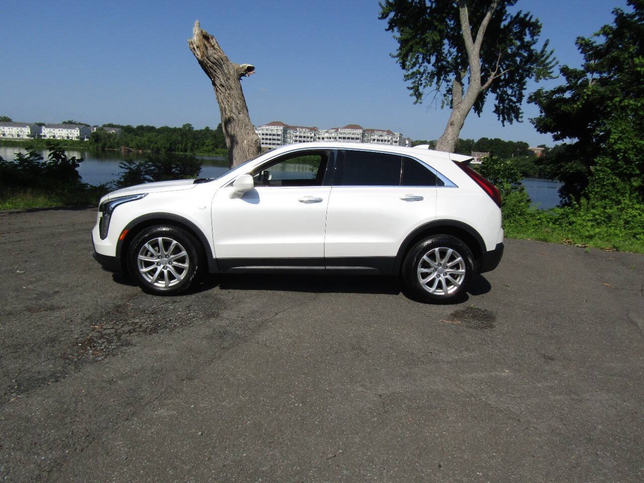 Used 2019 Cadillac XT4 Luxury AWD/4WD image 3