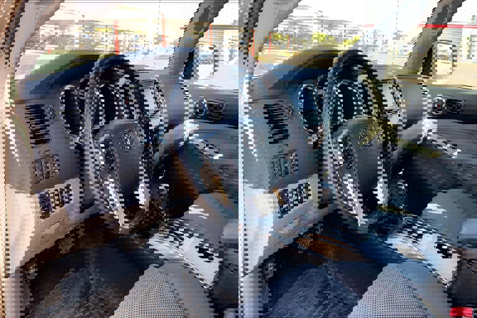 Used 2015 Toyota Tacoma 4x4 Access Cab V6 w/ TRD Off-Road Package image 18