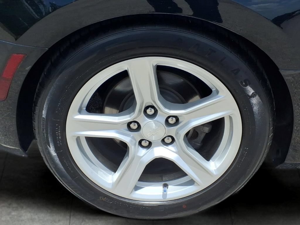 Used 2018 Chevrolet Camaro LT RWD image 9