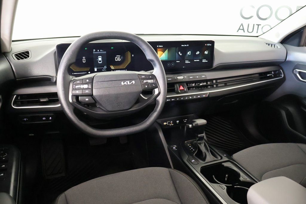 Used 2025 Kia K4 LXS image 2