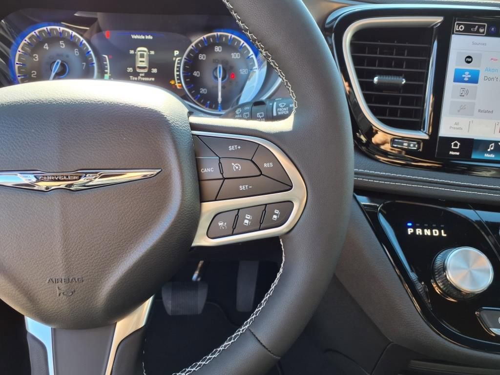 New 2026 Chrysler Pacifica Select image 13