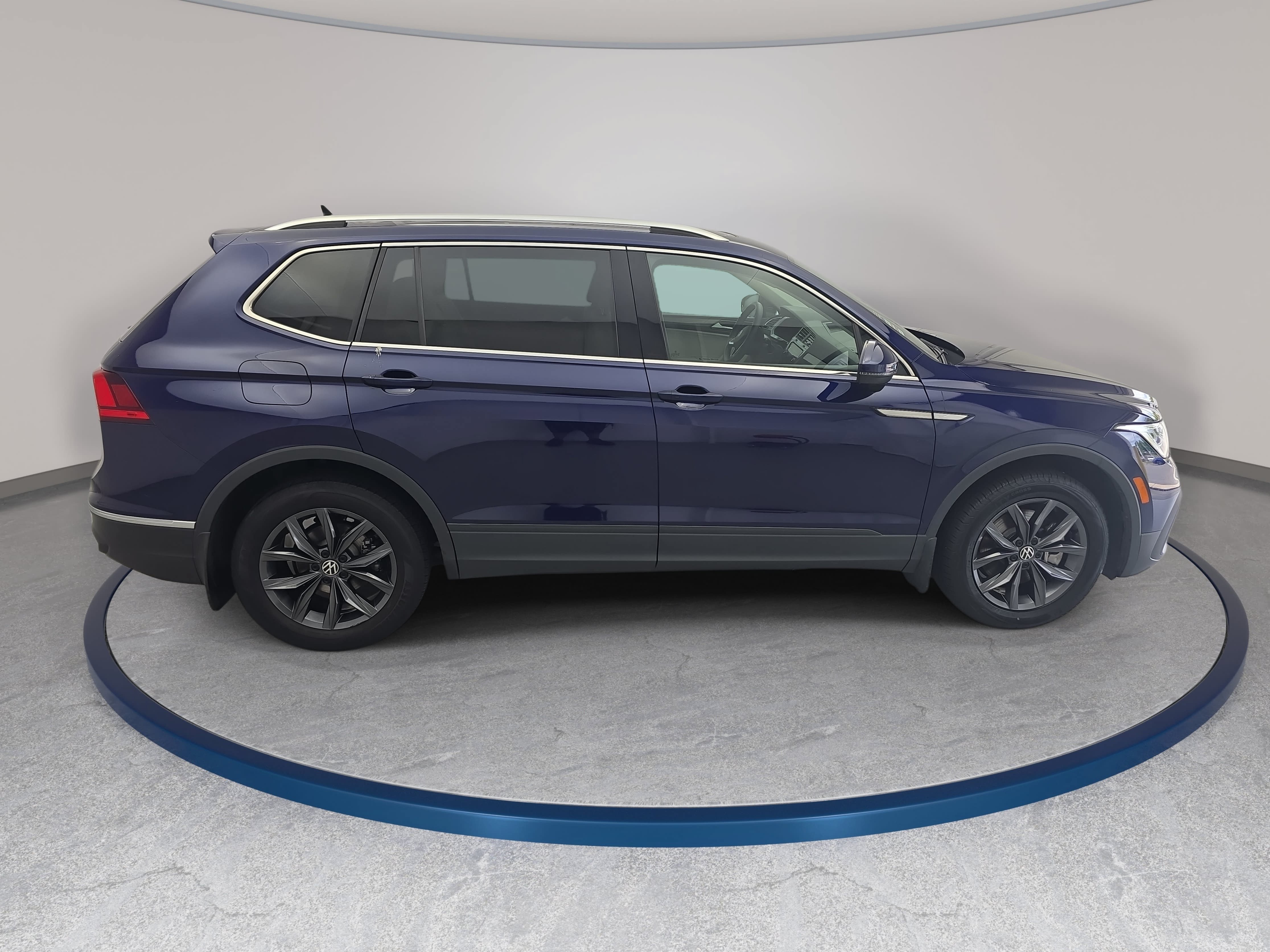 Used 2023 Volkswagen Tiguan SE w/ Panoramic Sunroof Package FWD image 4