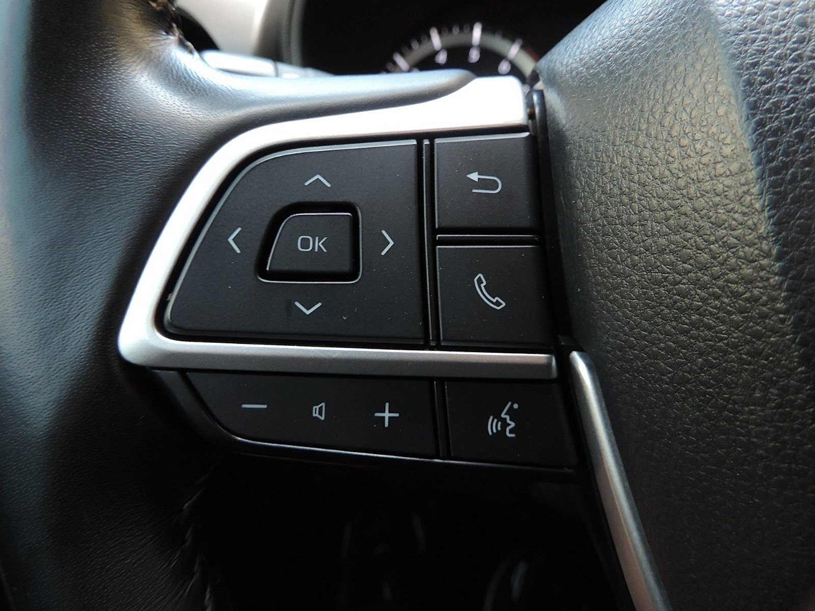Used 2023 Toyota Highlander LE FWD image 27