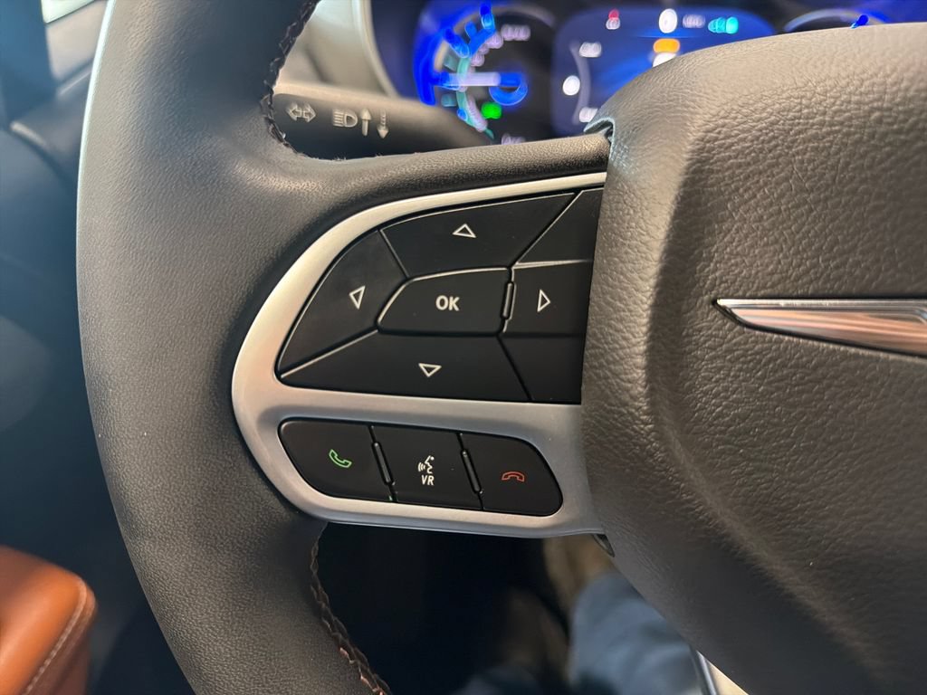 Used 2024 Chrysler Pacifica Pinnacle FWD image 13