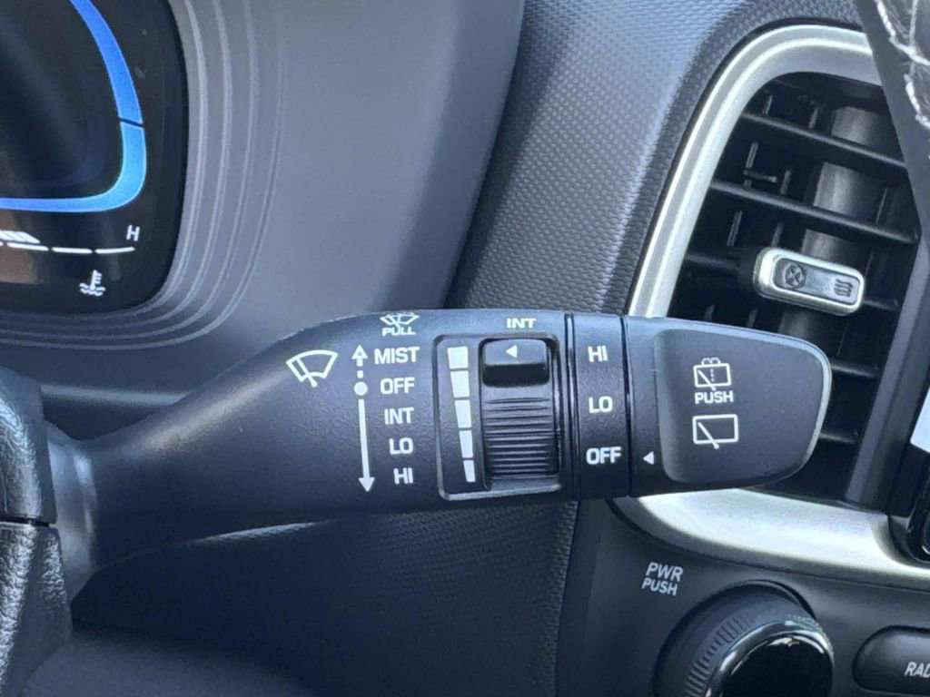 Certified 2025 Hyundai Venue SEL image 15
