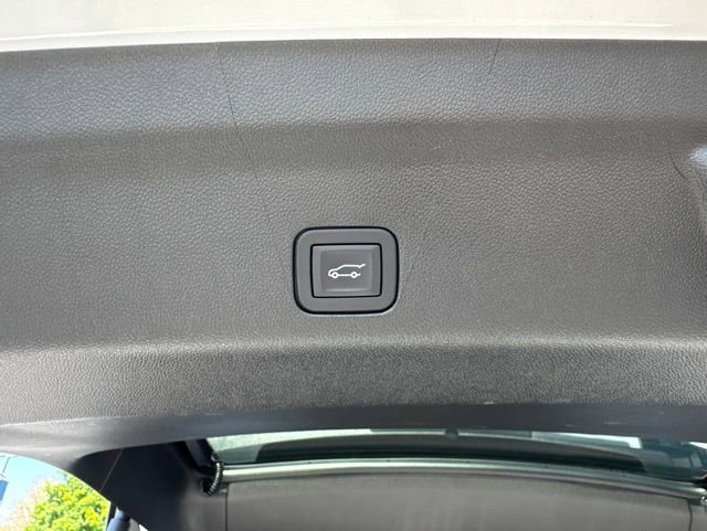 Used 2025 GMC Yukon XL Denali AWD/4WD image 12
