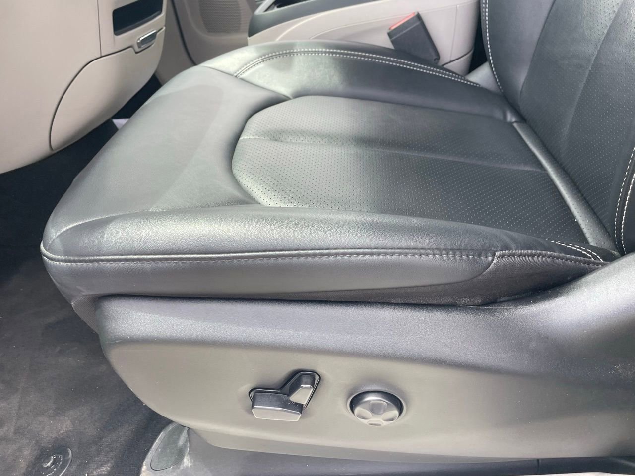 Used 2024 Chrysler Pacifica Touring-L FWD image 4