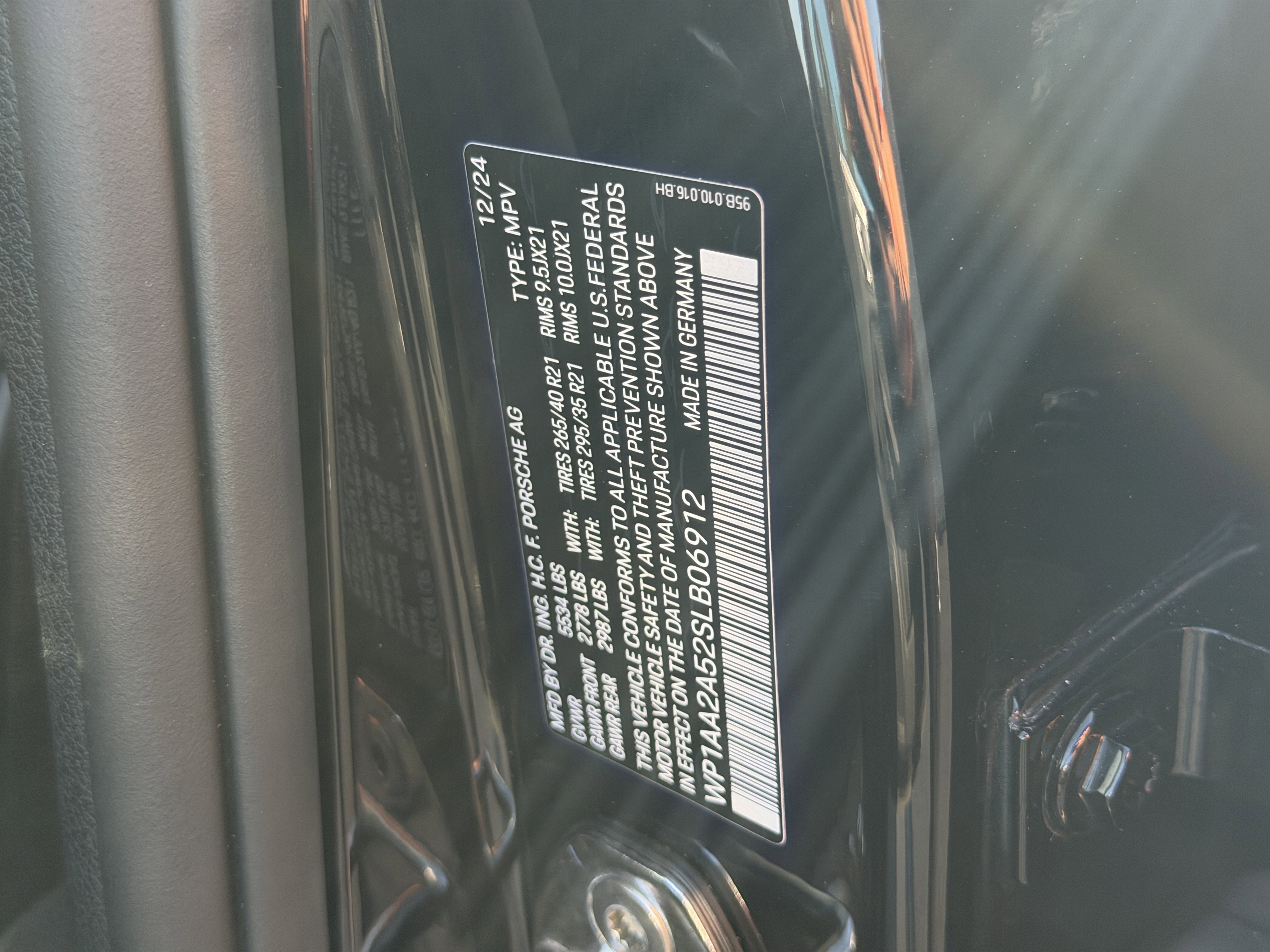 Certified 2025 Porsche Macan Turbo image 38