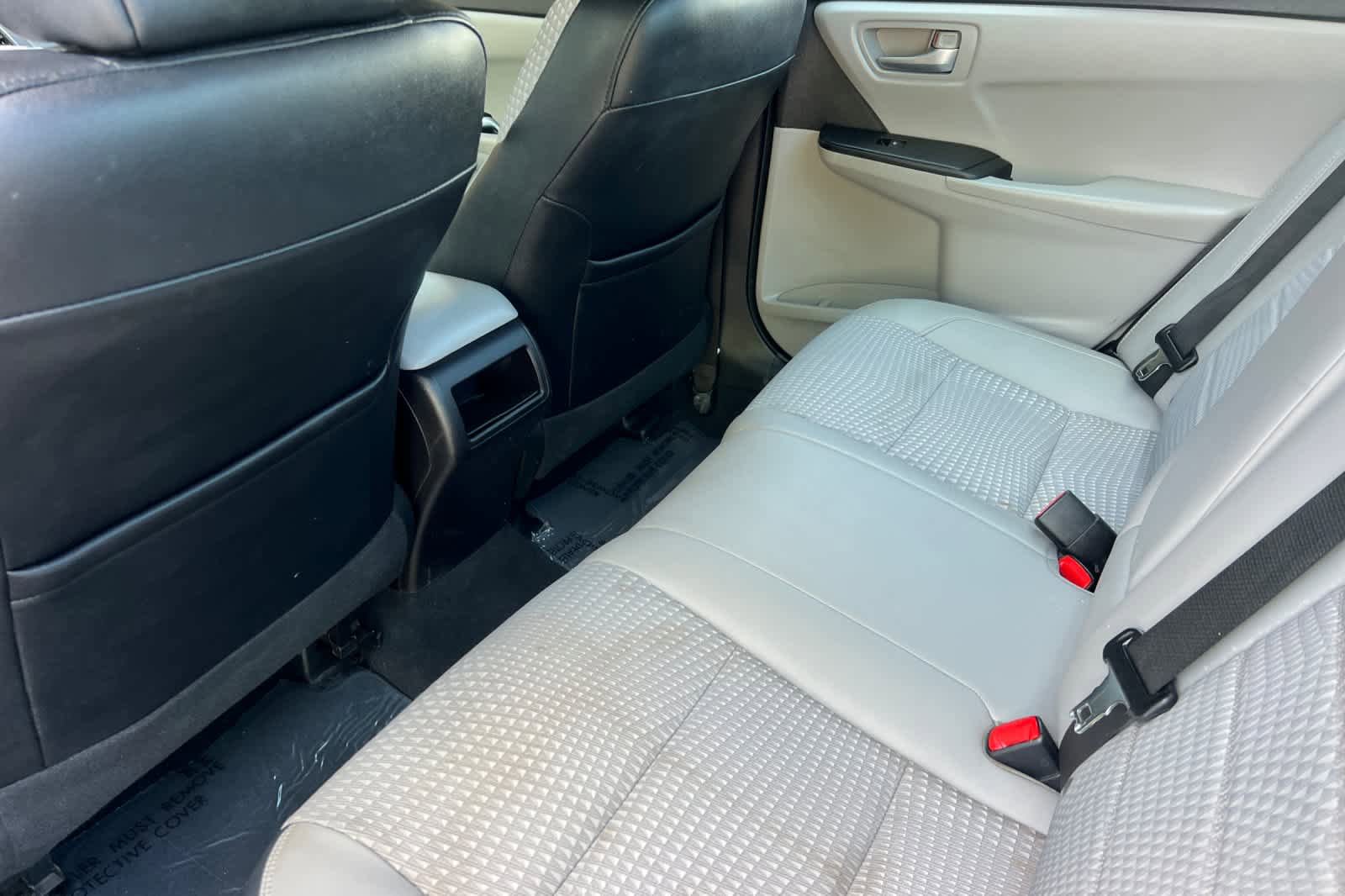 Used 2015 Toyota Camry SE w/ Moonroof Package image 4