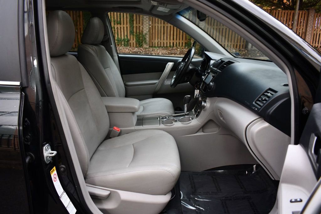 Used 2013 Toyota Highlander SE image 24