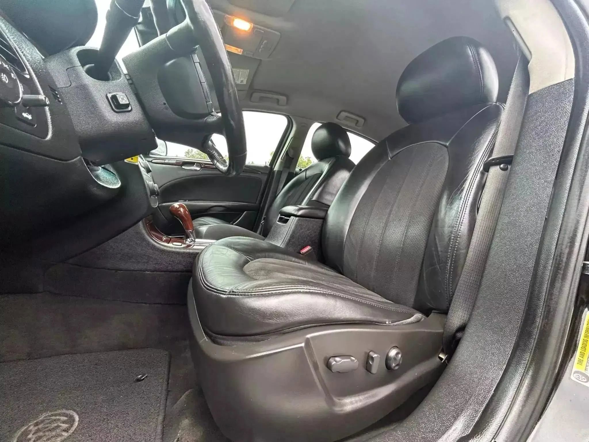 Used 2010 Buick Lucerne Super image 25