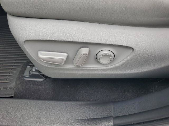 Used 2025 Toyota Highlander XLE FWD image 25
