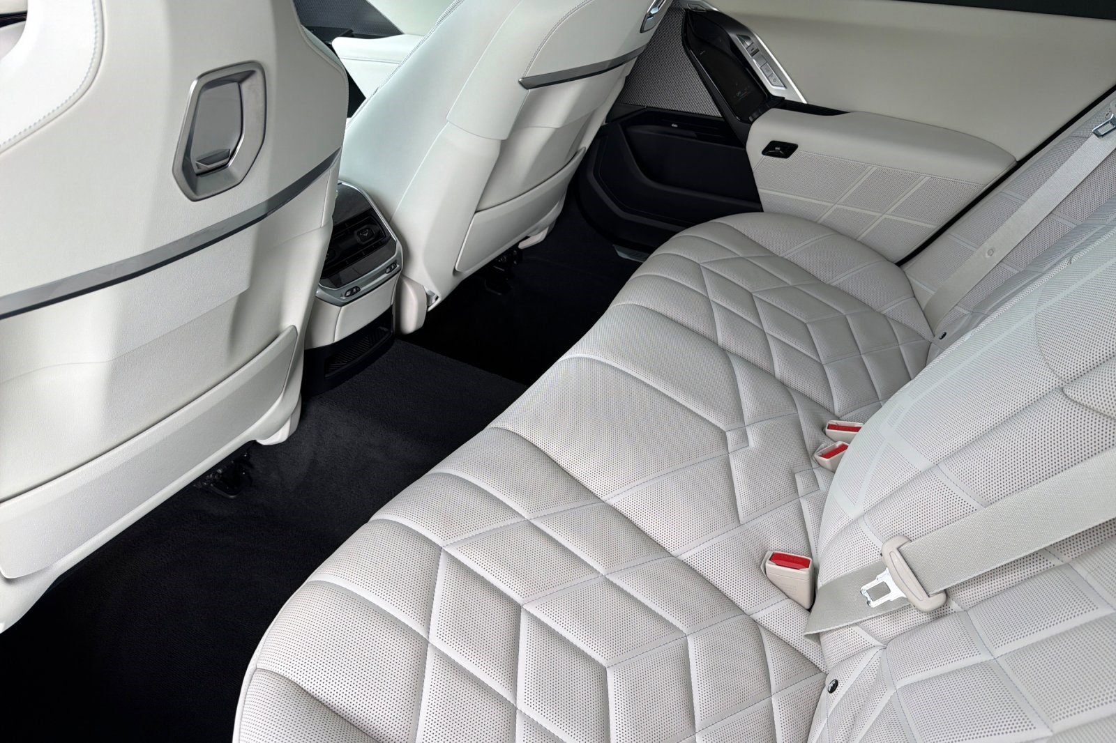 Certified 2023 BMW 740i w/ Executive Package RWD image 15
