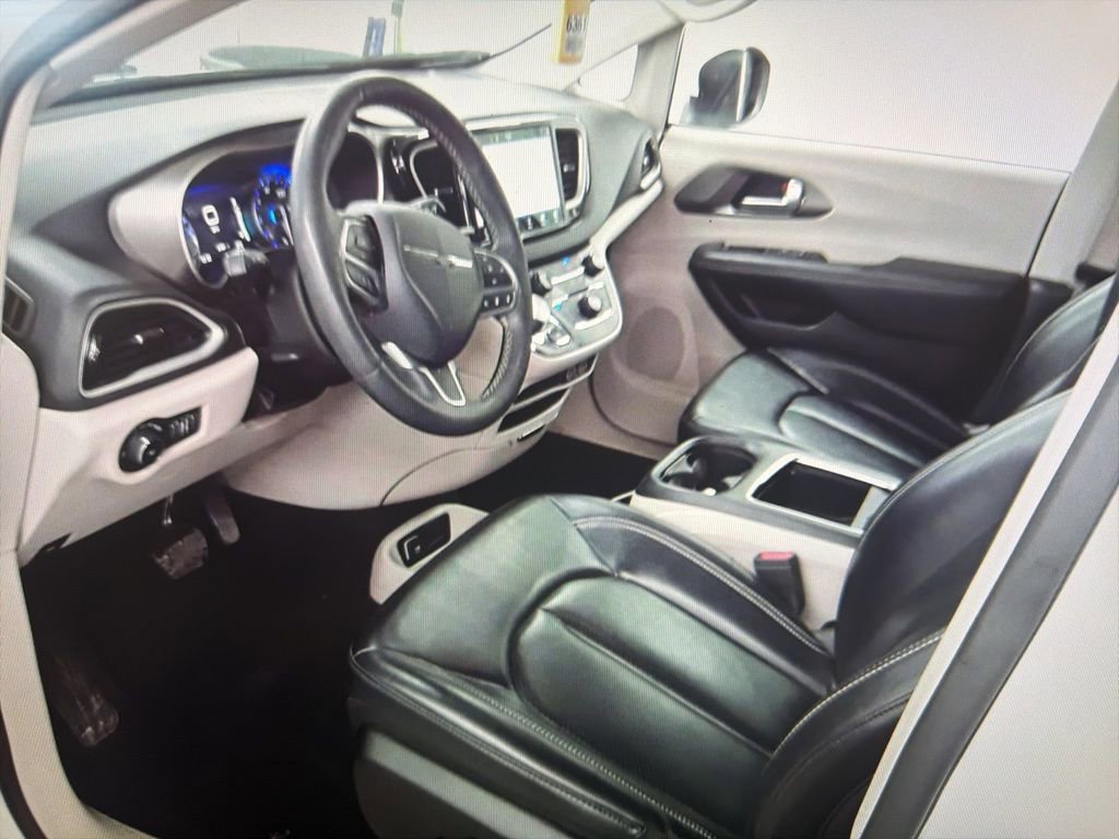 Used 2023 Chrysler Pacifica Touring-L image 7