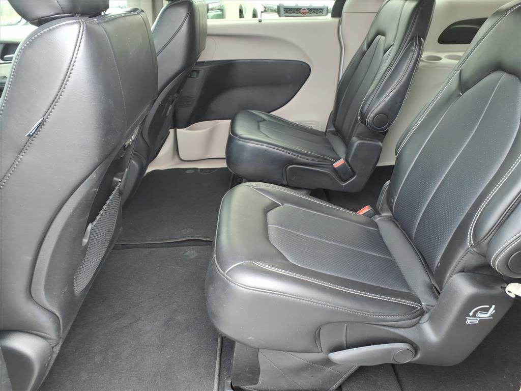 Used 2024 Chrysler Pacifica Touring-L image 4