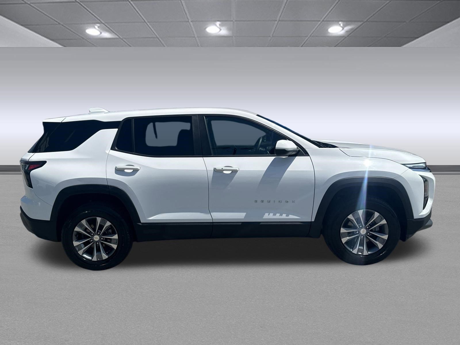 Used 2025 Chevrolet Equinox LT FWD image 2