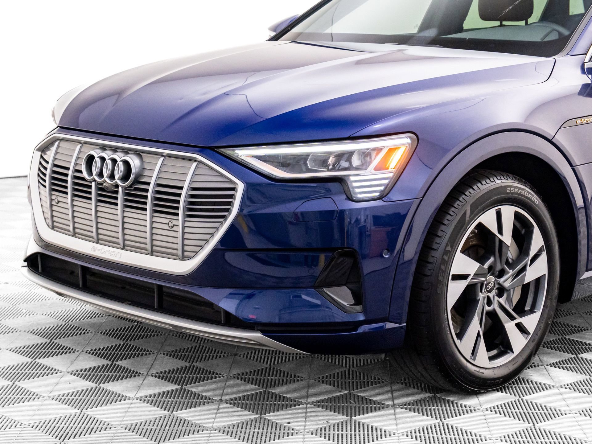 Used 2022 Audi e-tron Premium Plus w/ Premium Plus Package image 39