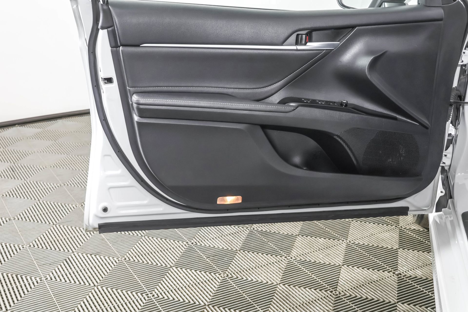 Used 2018 Toyota Camry XSE image 32