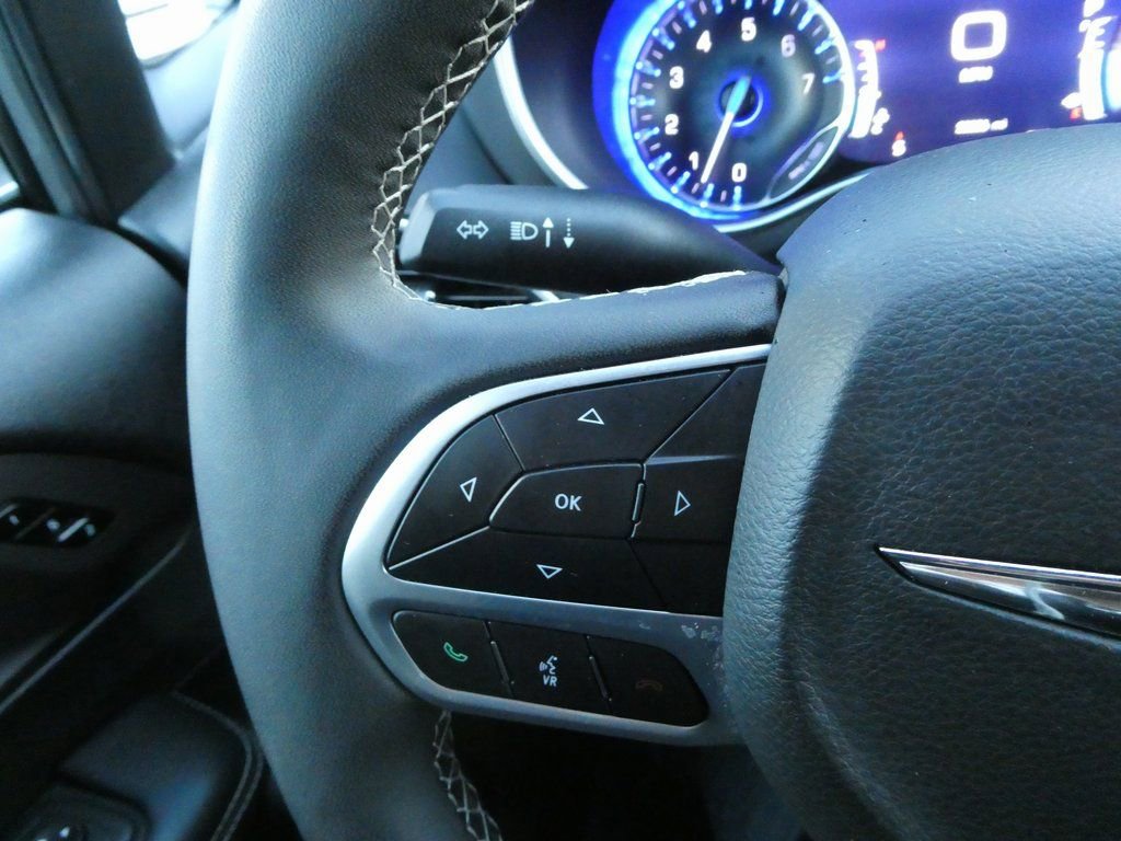 Used 2025 Chrysler Pacifica Select image 15