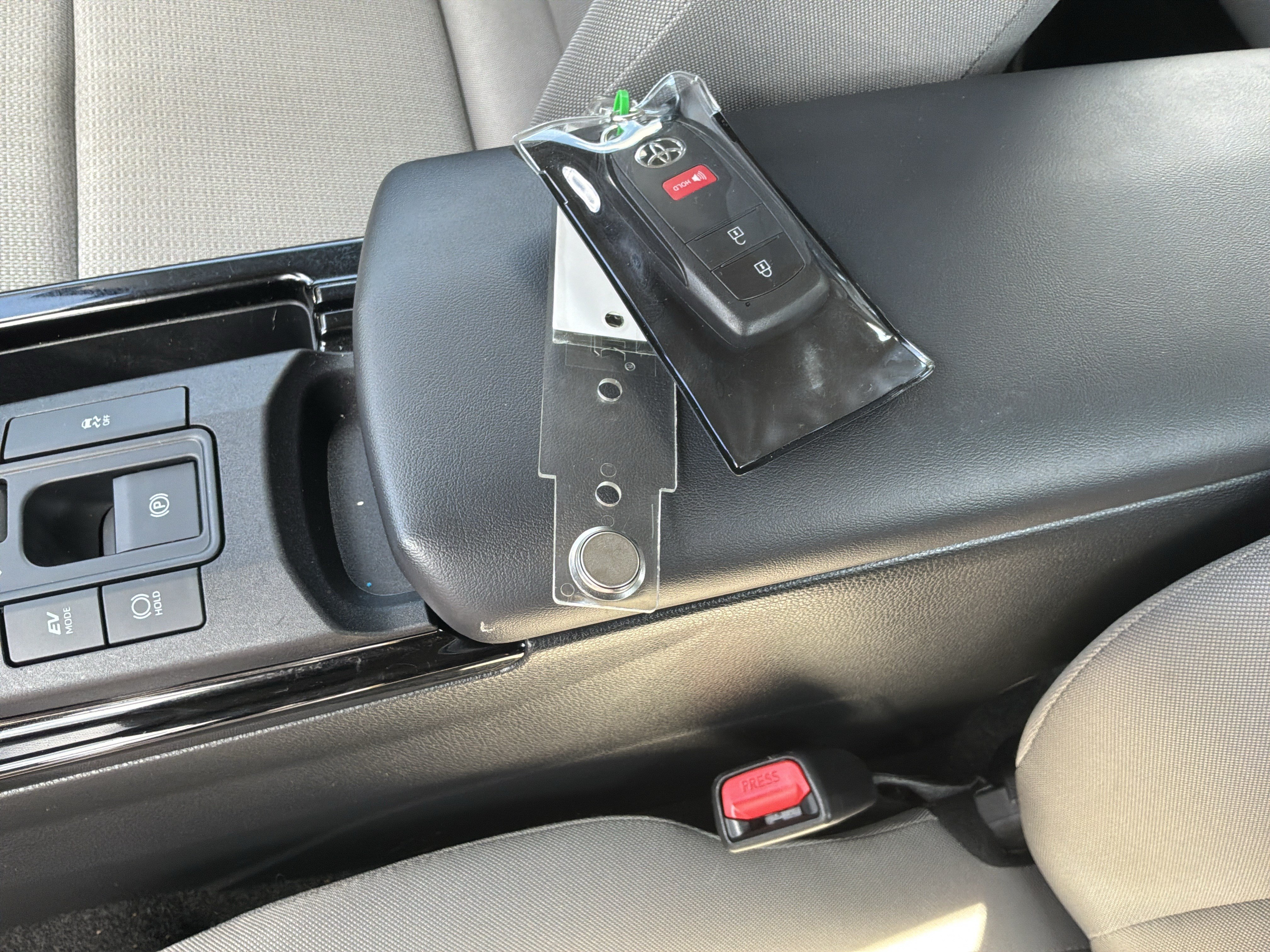Used 2024 Toyota Prius LE FWD image 35