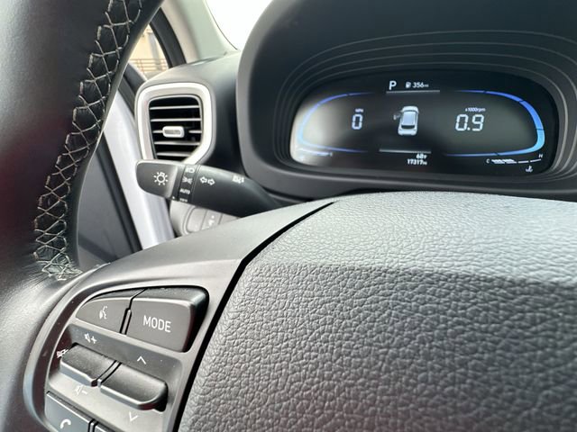 Used 2025 Hyundai Venue SEL image 33
