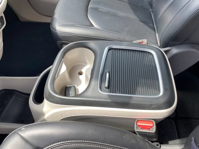 Used 2024 Chrysler Pacifica Touring-L FWD image 12