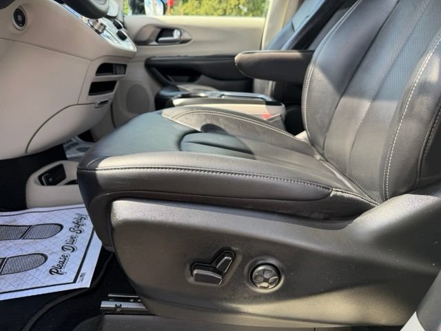 Used 2024 Chrysler Pacifica Touring-L FWD image 21