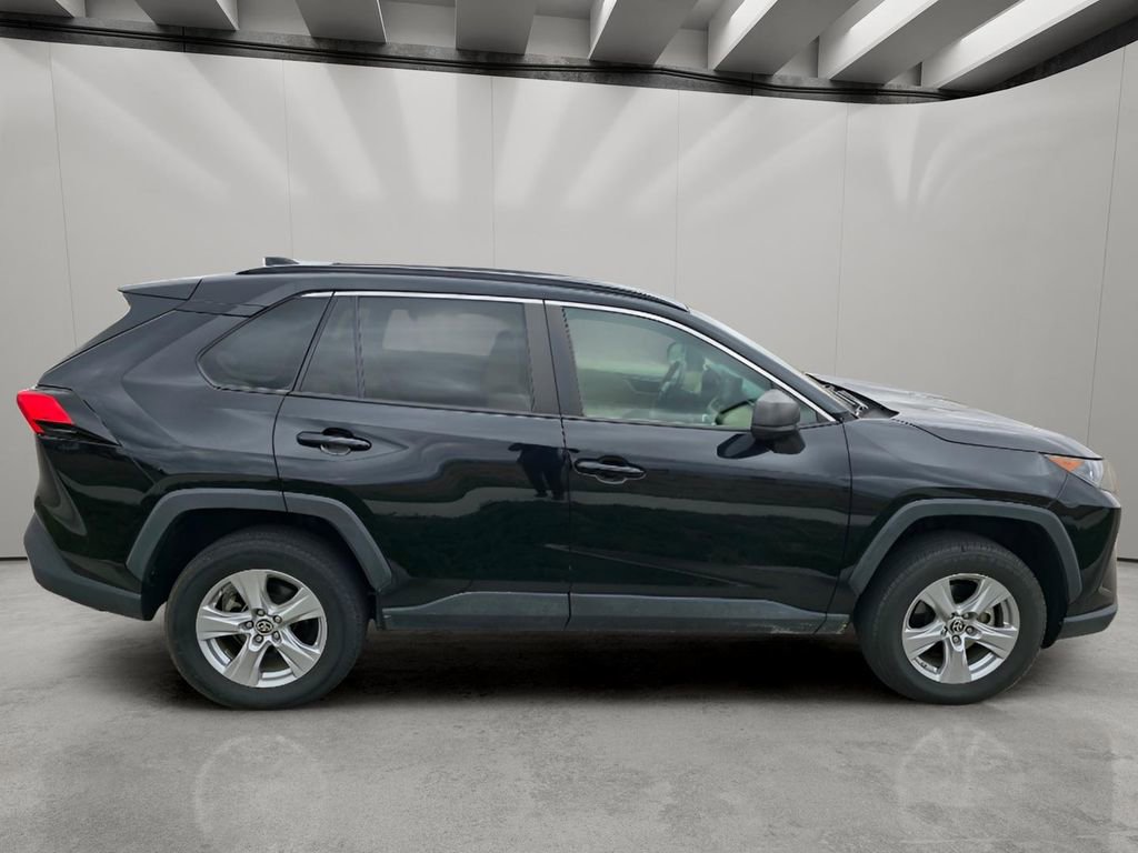 Used 2022 Toyota RAV4 LE AWD/4WD image 6