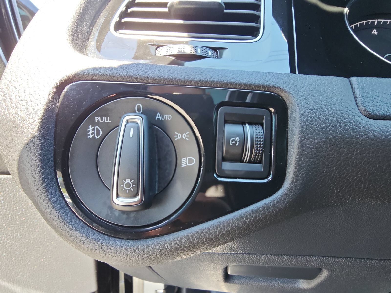 Used 2015 Volkswagen Golf SEL FWD image 25