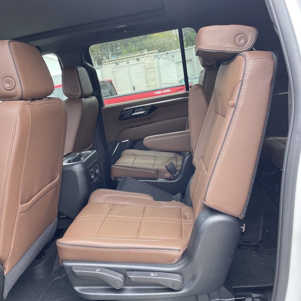 Used 2025 Chevrolet Suburban High Country AWD/4WD image 18