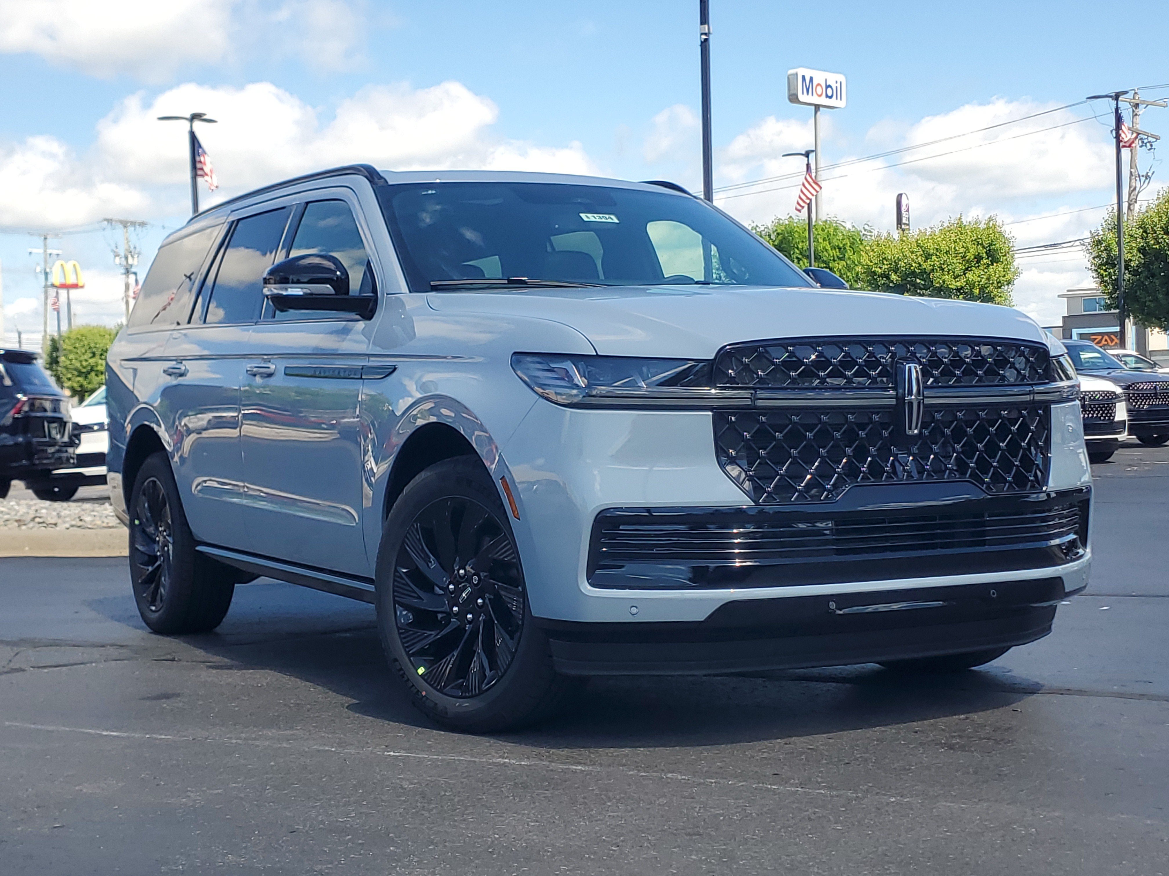 New 2026 Lincoln Navigator Reserve w/ Jet Appearance Package AWD/4WD image 1