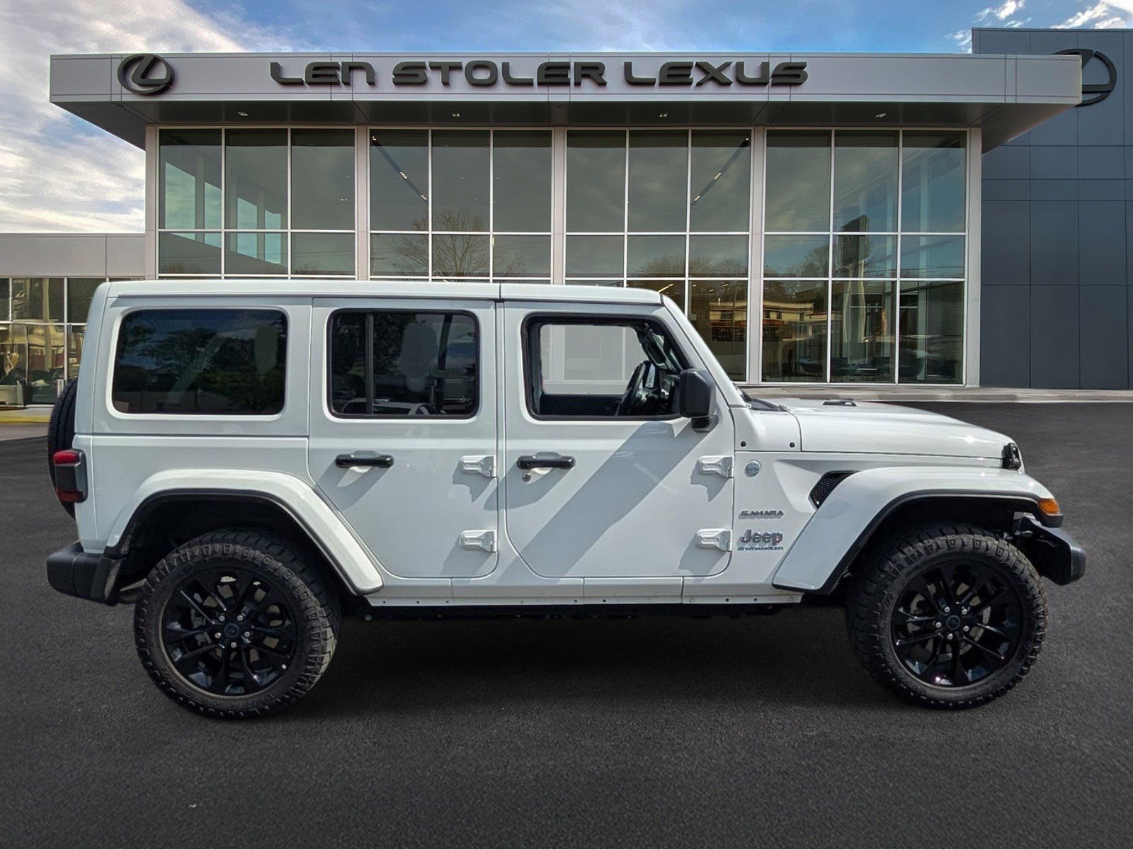 Used 2024 Jeep Wrangler Unlimited Sahara AWD/4WD image 2