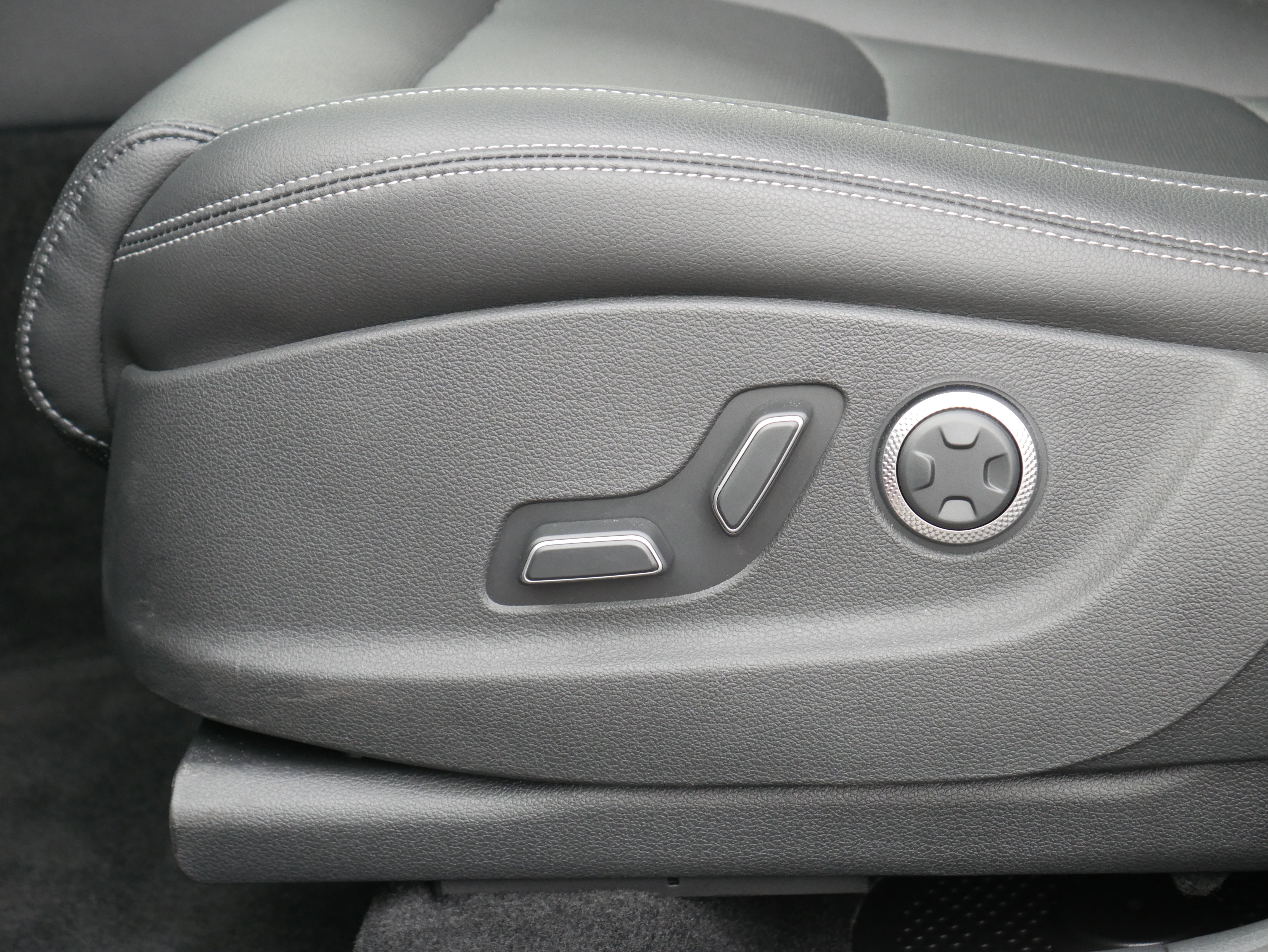 Certified 2025 Genesis GV70 2.5T image 13