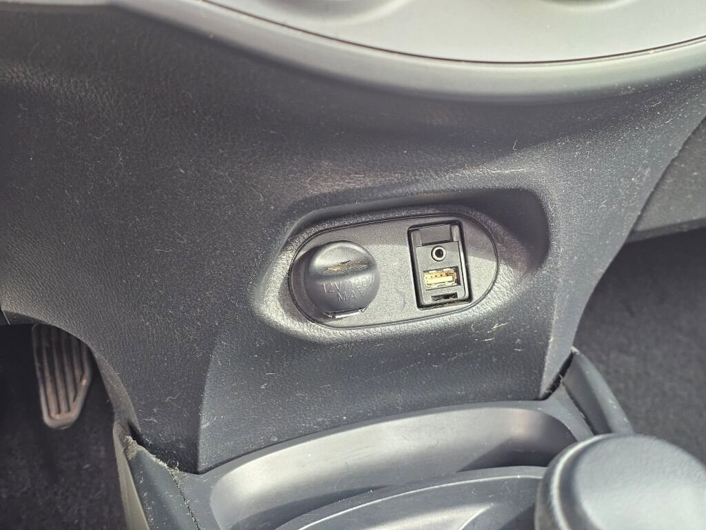 Used 2015 Toyota Yaris L image 31