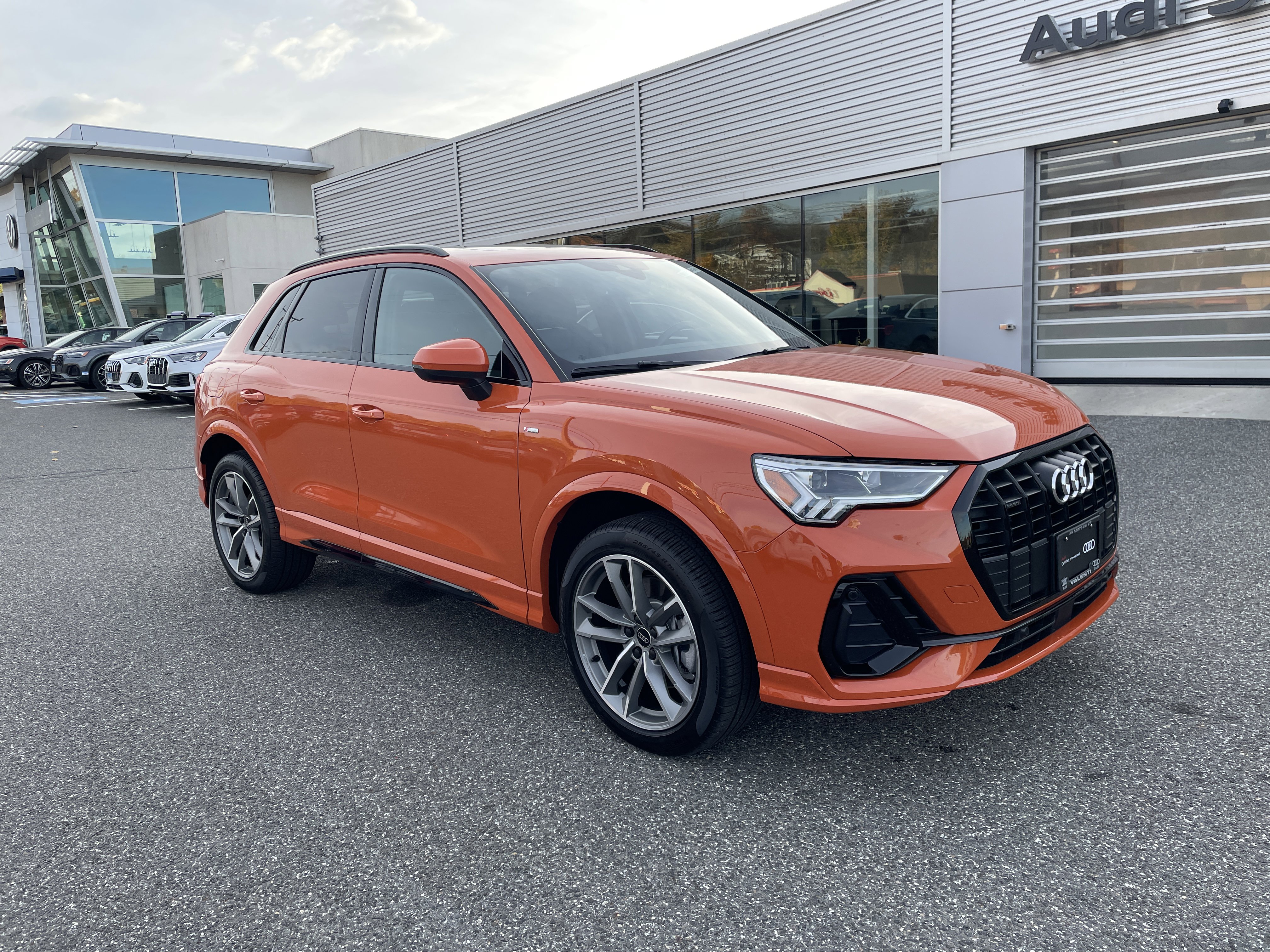 Certified 2025 Audi Q3 2.0T Premium w/ Convenience Package AWD/4WD image 1