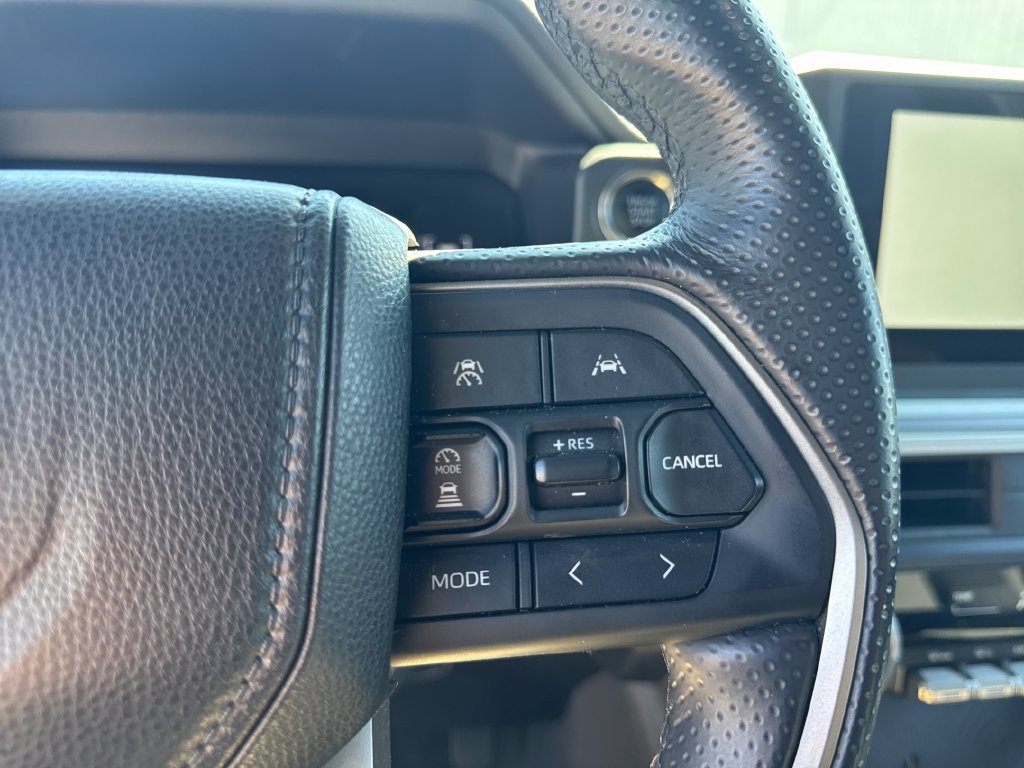 Used 2025 Toyota 4Runner SR5 AWD/4WD image 26