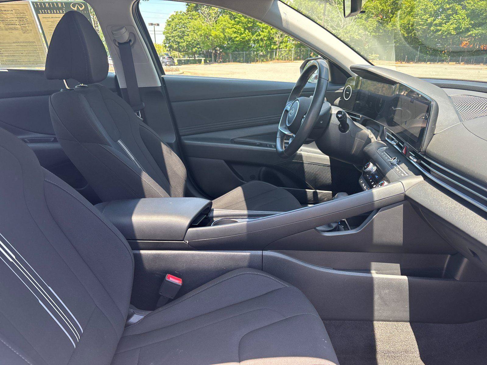 Used 2025 Hyundai Elantra SEL FWD image 40