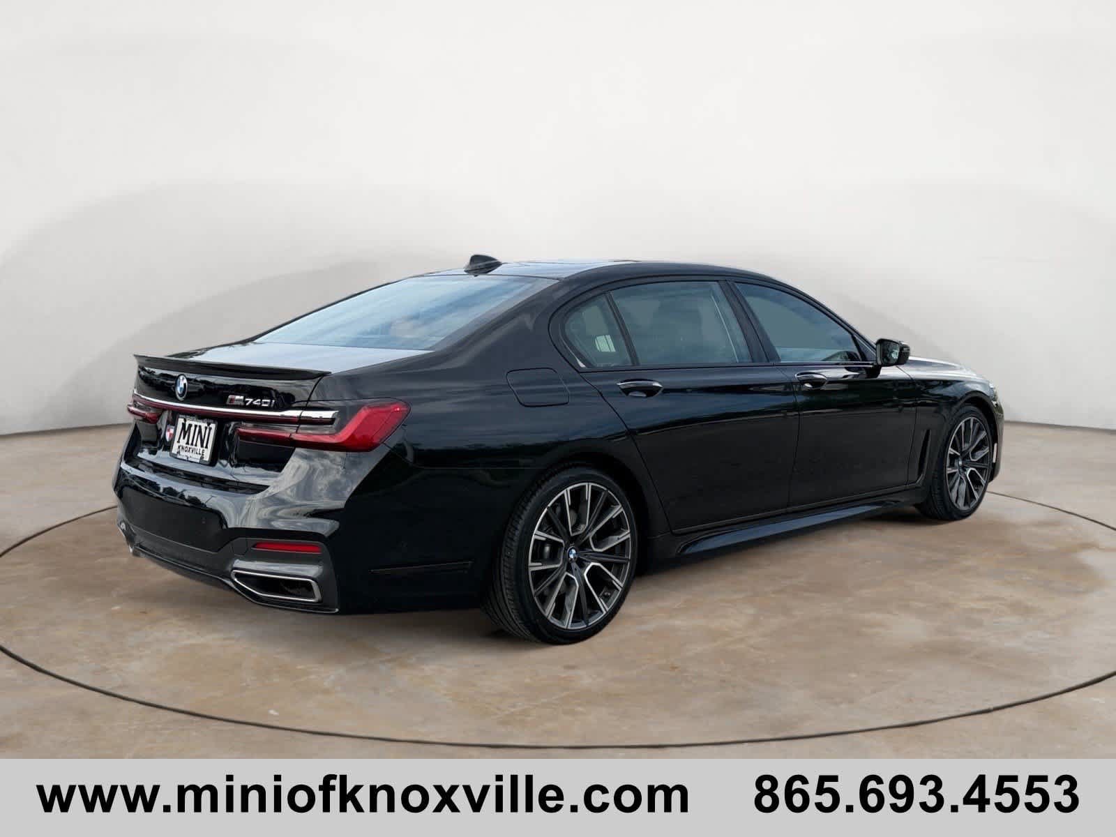 Used 2022 BMW 740i w/ M Sport Package RWD image 3