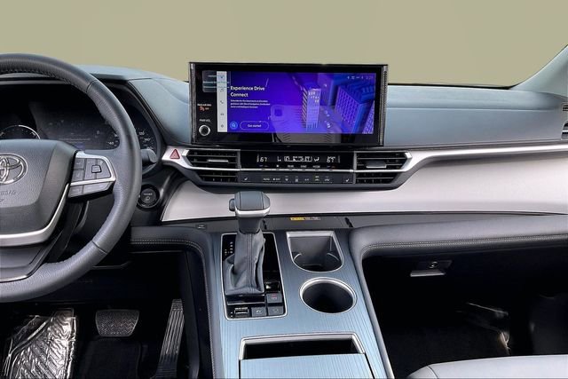 Used 2025 Toyota Sienna XLE image 9
