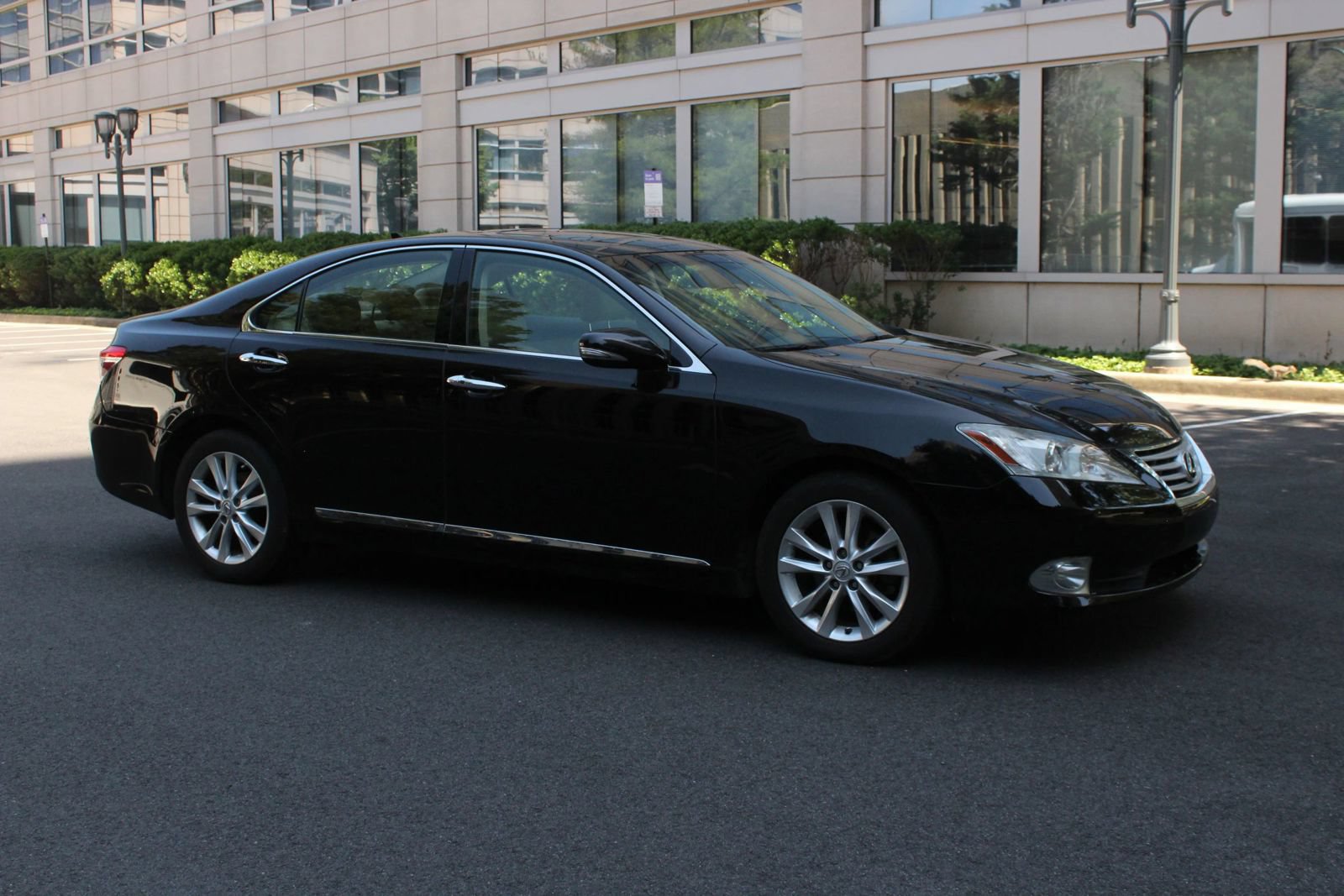 Used 2010 Lexus ES 350 FWD image 2